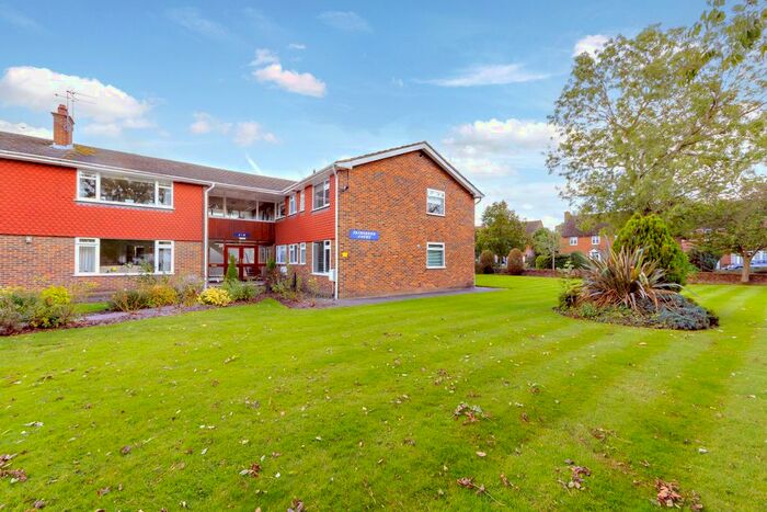 2 Bedroom Flat To Rent In Fairgreen Court, Cockfosters, EN4