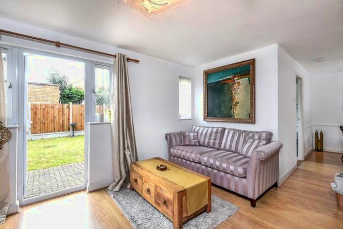 3 Bedroom Detached House To Rent In Longfellow Way, London, SE1