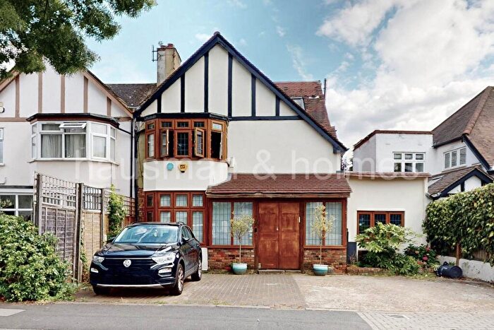 4 Bedroom House For Sale In Dunstan Road, NW11