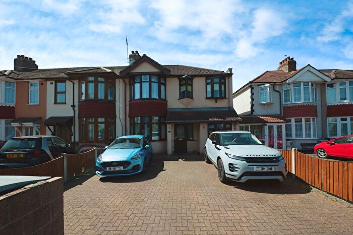 3 Bedroom Semi-Detached House For Sale In Wennington Road, Rainham, RM13