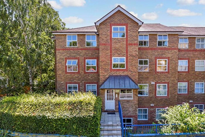 2 Bedroom Apartment For Sale In River Bank Close, Maidstone, Kent, ME15