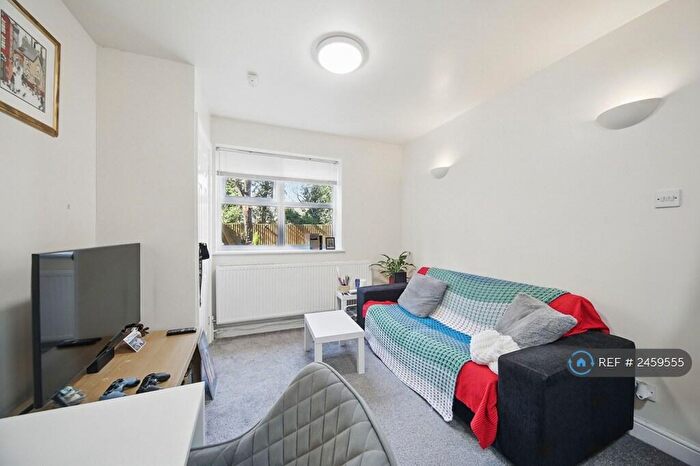 2 Bedroom Flat To Rent In Commercial Road, Leeds, LS5