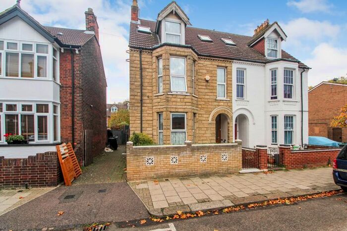 6 Bedroom Property To Rent In Spenser Road, Bedford, MK40