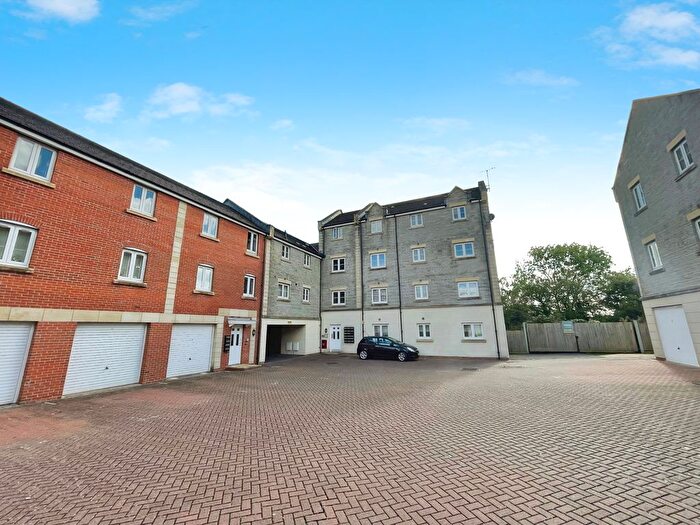 2 Bedroom Flat To Rent In Carver Close, Swindon, SN3