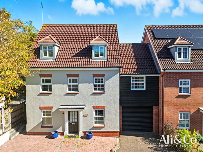 6 Bedroom Detached House For Sale In Frobisher Gardens, Chafford Hundred, RM16