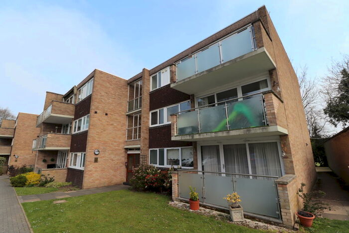 2 Bedroom Apartment To Rent In Central Brentwood, CM15