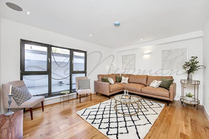 3 Bedroom Mews For Sale In Highgate Road, Kentish Town, NW5