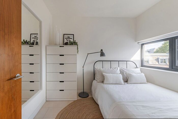 3 Bedroom Flat To Rent In Oval Road, London, NW1