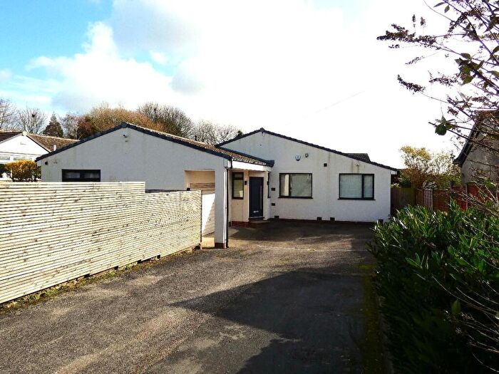 4 Bedroom Bungalow To Rent In Cross Lane, Birkenshaw, BD11