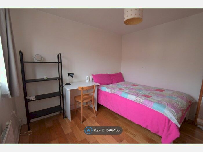2 Bedroom Flat To Rent In Acacia Close, London, SE8