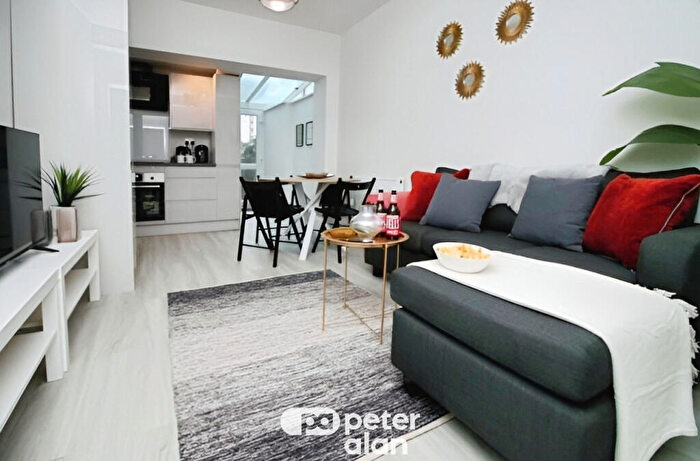 2 Bedroom Flat To Rent In Treharris Street, Cardiff, CF24