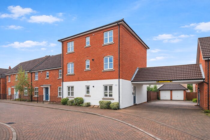 2 Bedroom Flat For Sale In Mary Rose Close, Grays, RM16