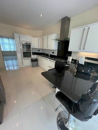 5 Bedroom Semi-Detached House To Rent In Gainsborough Gardens, Golders Green London, NW11