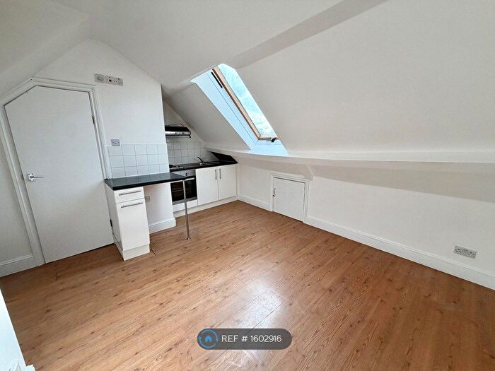 Studio To Rent In Newington Green, London, N16