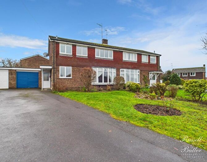 3 Bedroom Semi Detached House For Sale In Poplars Road, Buckingham, MK18