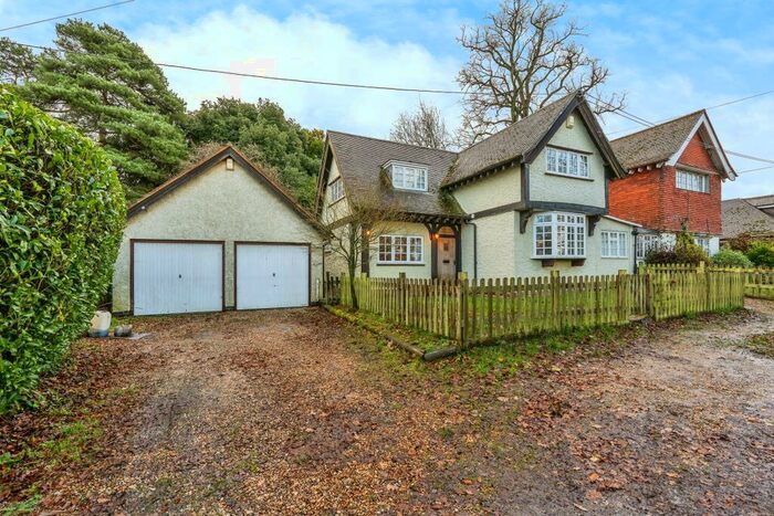 4 Bedroom Link Detached House For Sale In Hill Street, Calmore, Southampton, Hampshire, SO40