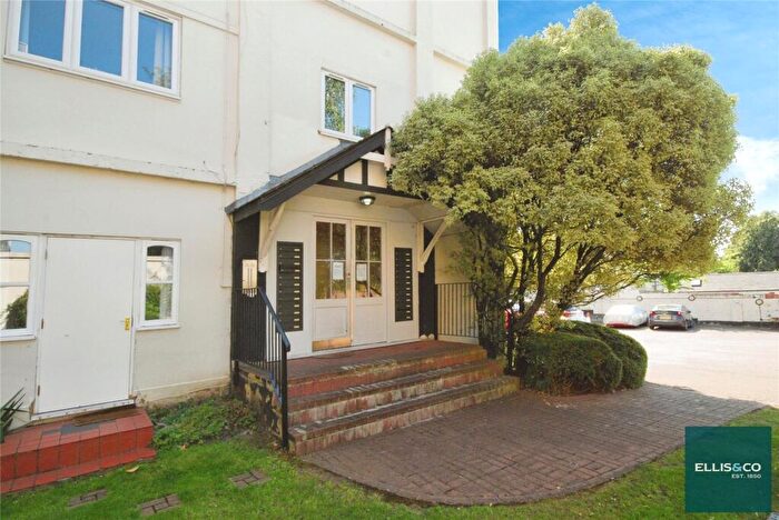 2 Bedroom Apartment For Sale In Crewys Road, Childs Hill, NW2