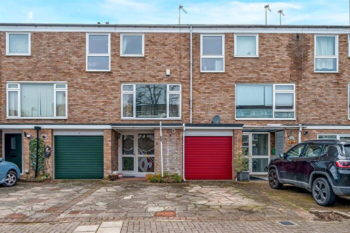 3 Bedroom Town House For Sale In Cornford Close, Bromley, BR2