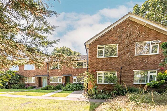 2 Bedroom Flat To Rent In Munster Road, Teddington, TW11