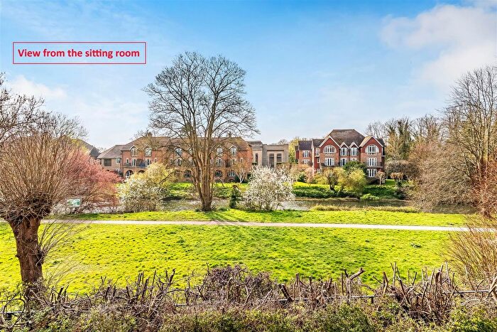 1 Bedroom Property For Sale In Holly Court (River Views), Leatherhead, KT22