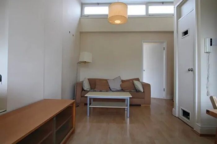 3 Bedroom Flat To Rent In Tregunter Road, London, SW10