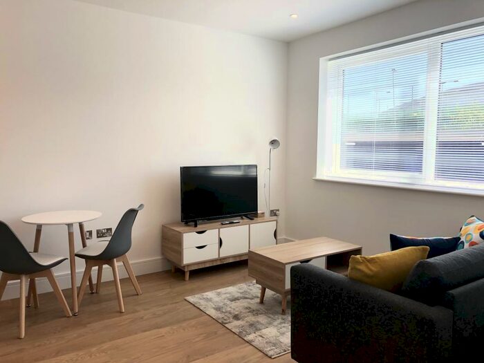 1 Bedroom Apartment To Rent In Paper Mill House, RM1