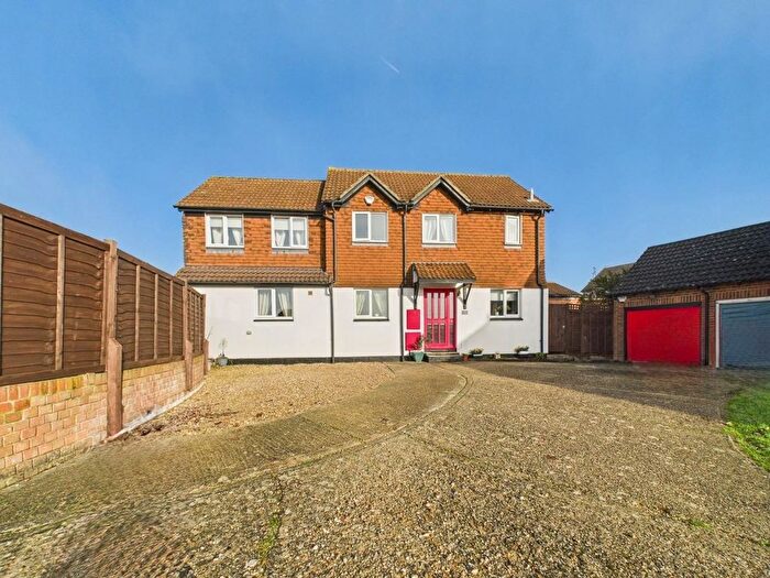 5 Bedroom Detached House For Sale In Lennox Close, Calcot, Reading, RG31