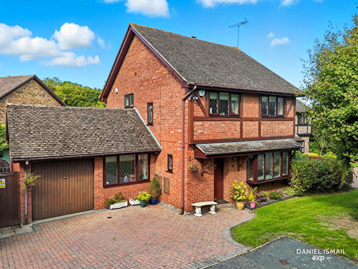 4 Bedroom Detached House For Sale In Ross Way, Langdon Hills, Basildon, SS16