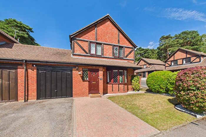 4 Bedroom Link Detached House For Sale In Harvard Road, Owlsmoor, Sandhurst, Berkshire, GU47