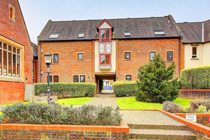 1 Bedroom Flat To Rent In Cloister Close, Teddington, TW11