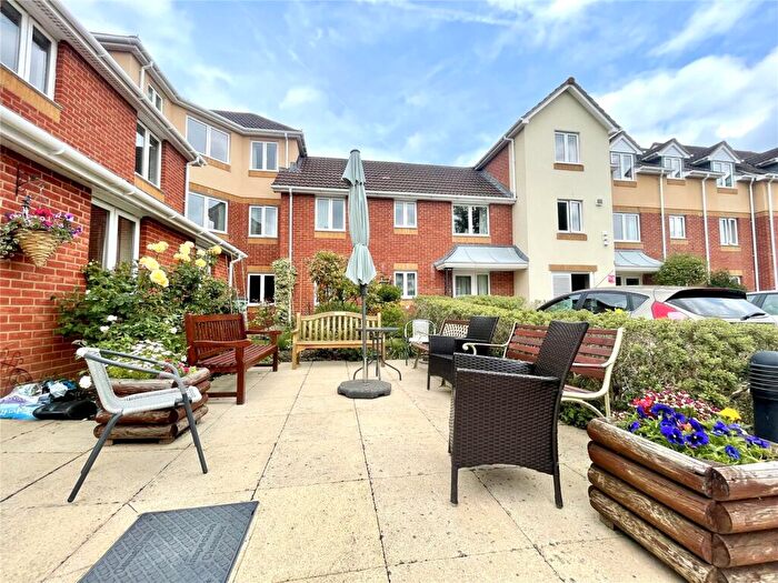 1 Bedroom Flat For Sale In Victoria Road, Farnborough, Hampshire, GU14