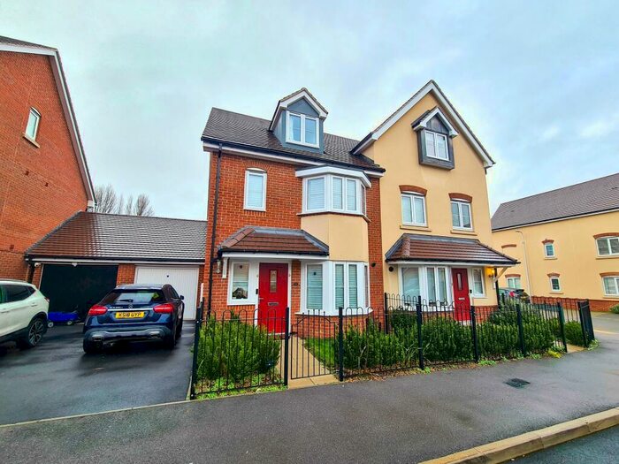 4 Bedroom Semi-Detached House To Rent In Fir Tree Road, RG5