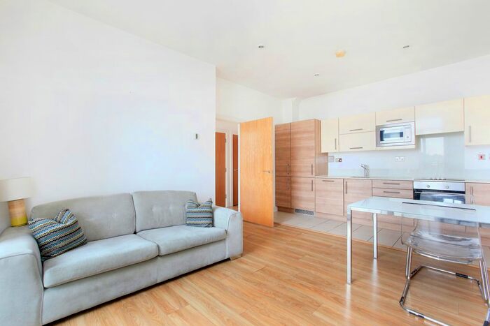 1 Bedroom Flat To Rent In Cornell Square, Nine Elms, SW8