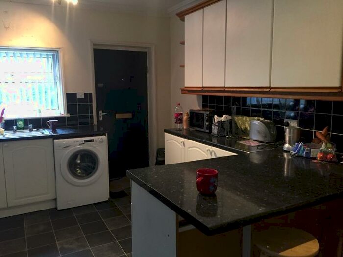 2 Bedroom Flat To Rent In A Cardigan Road, LS6