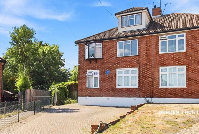 2 Bedroom Property For Sale In Barncroft Close, Loughton, IG10