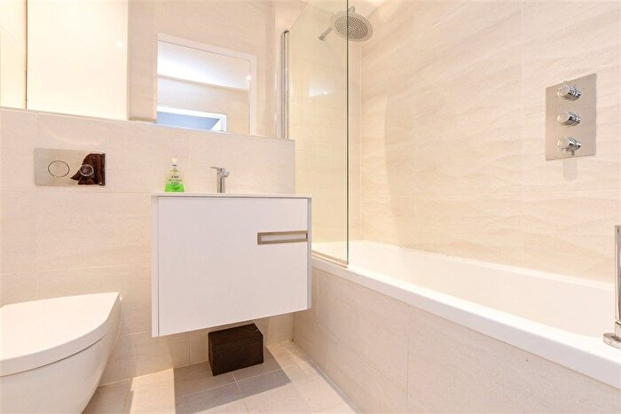 2 Bedroom Flat For Sale In Croydon Road, Caterham, Surrey, CR3