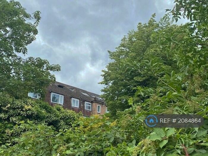 2 Bedroom Flat To Rent In Linden Grove, New Malden, KT3