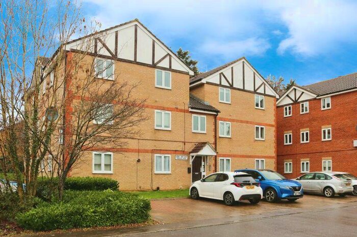 2 Bedroom Flat For Sale In Maplin Park, Langley, SL3