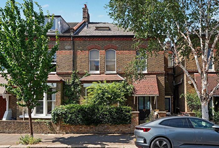 3 Bedroom Flat For Sale In Finsbury Park Road, London, N4