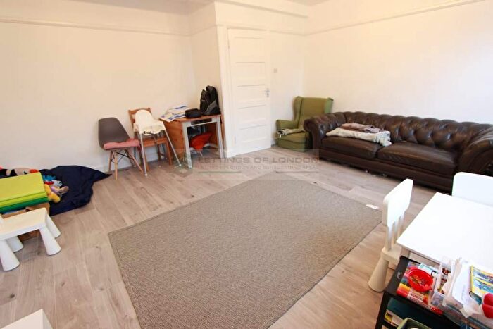3 Bedroom Apartment To Rent In Onslow Parade, London, N14