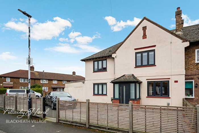 4 Bedroom End Of Terrace House For Sale In Meadowside, London, SE9