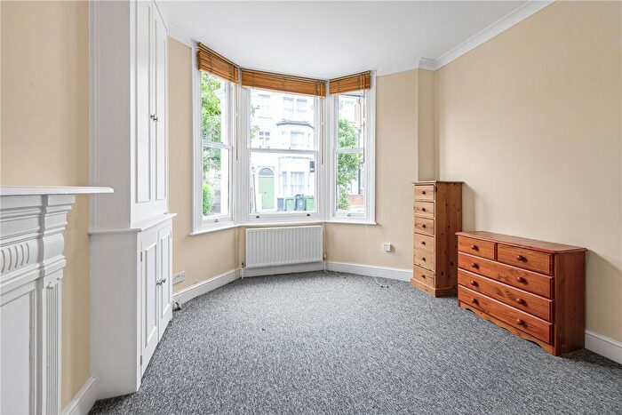 2 Bedroom Flat To Rent In Prideaux Road, Clapham, London, SW9