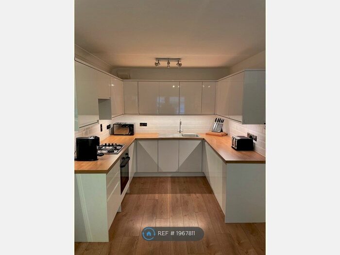 1 Bedroom Flat To Rent In Theydon Gate, Theydon Bois, CM16