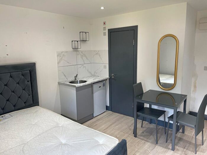 Flat To Rent In Corkran Road, Surbiton, Kingston Upon Thames, KT6