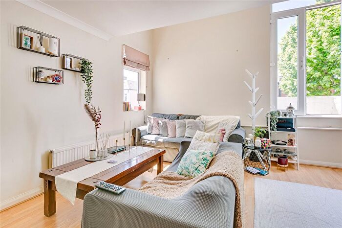 2 Bedroom Flat To Rent In Whittingstall Road, Fulham, London, SW6
