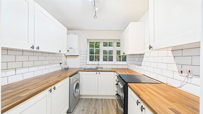 1 Bedroom Flat For Sale In Ivy Drive, Lightwater, Surrey, GU18