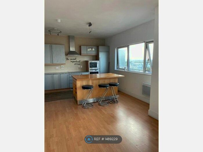 3 Bedroom Flat To Rent In Queen Street, Cardiff, CF10