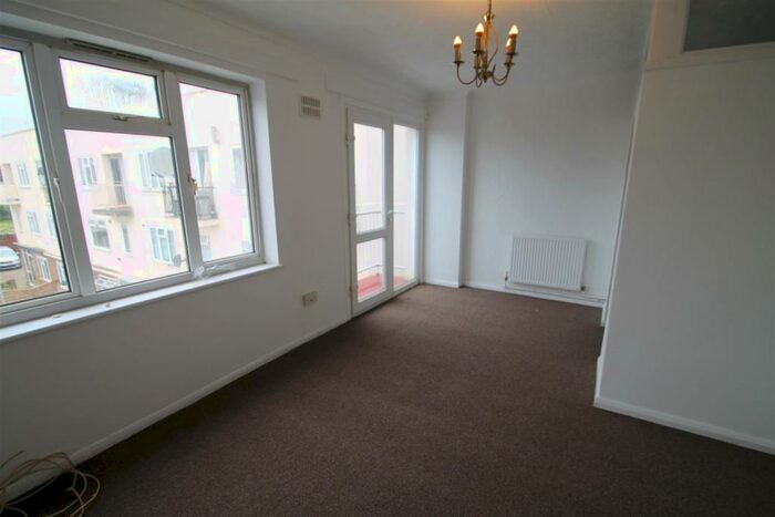 Flat To Rent In Dukes Avenue, Grays, Essex, RM17