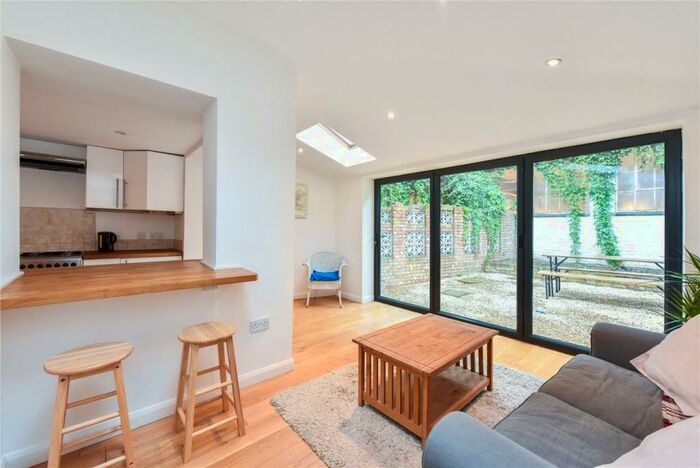 2 Bedroom Apartment To Rent In John Campbell Road, Stoke Newington, London, N16