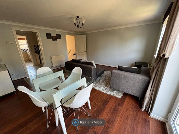 2 Bedroom Maisonette To Rent In Schooner Close, London, E14